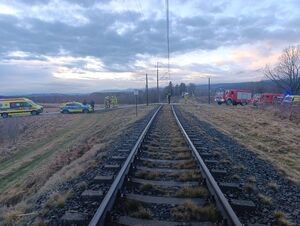 Zderzenie samochodu osobowego z pociągiem na przejeździe kolejowym – trwa wyjaśnianie okoliczności zdarzenia