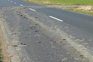 Policja przypomina, że zanieczyszczenie drogi to wykroczenie