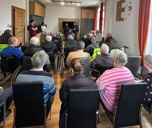 Spotkanie dzielnicowych z mieszkańcami DPS w Mirsku - wspólnie przeciwko oszustwom