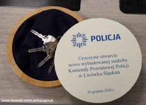 Zdjęcie przedstawia pudełko, w którym znajdują się symboliczne klucze do nowej komendy