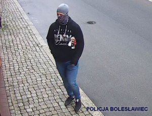 Bolesławieccy policjanci szukają sprawcy rozboju u jubilera. Możesz pomóc!