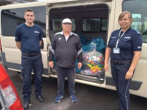 Policjanci przekazali plastikowe nakrętki, które pomogą w leczeniu Amelki małej Wojowniczki z Lwówka Śląskiego