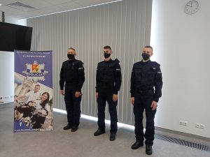 Zdjęcie przedstawia trzech policjantów przed ślubowaniem