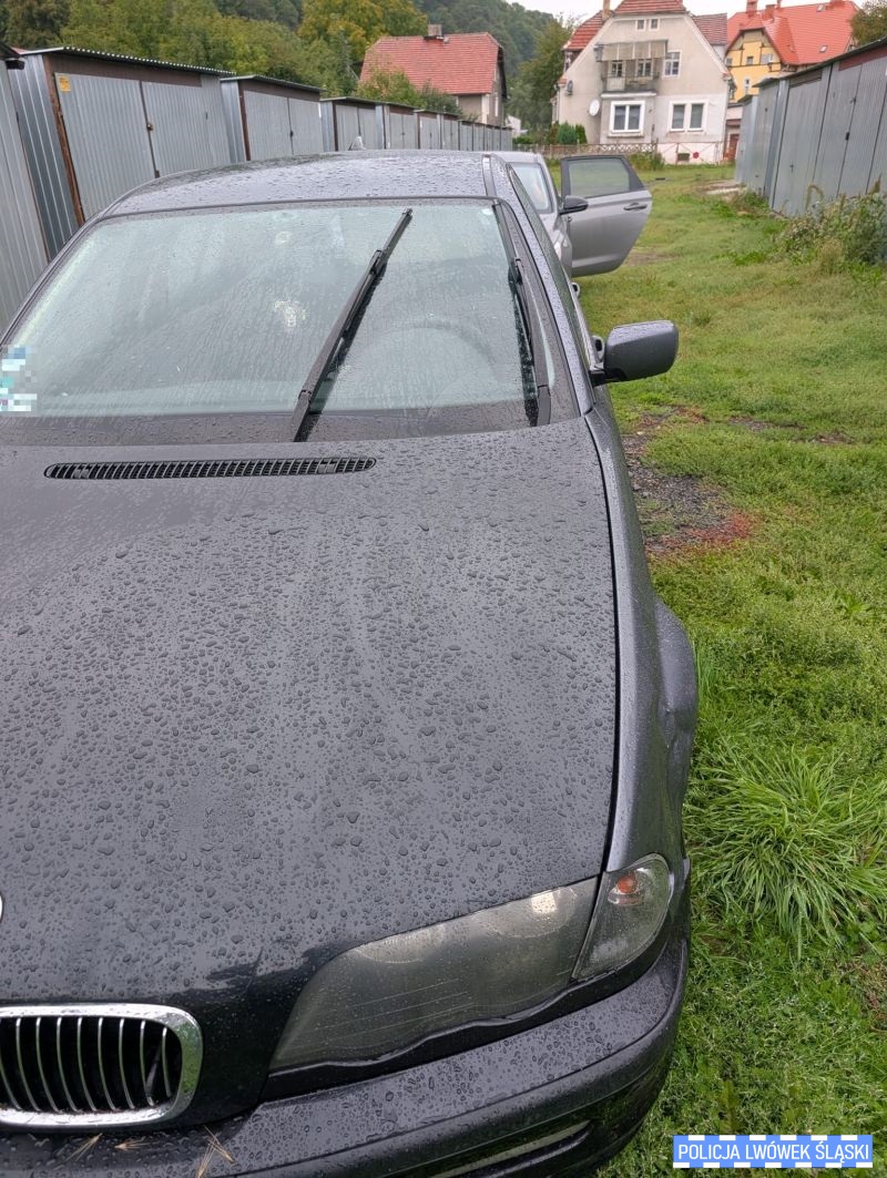 18-latek z powiatu lwóweckiego uciekał przed policją BMW, porzucił auto i nie miał prawa jazdy