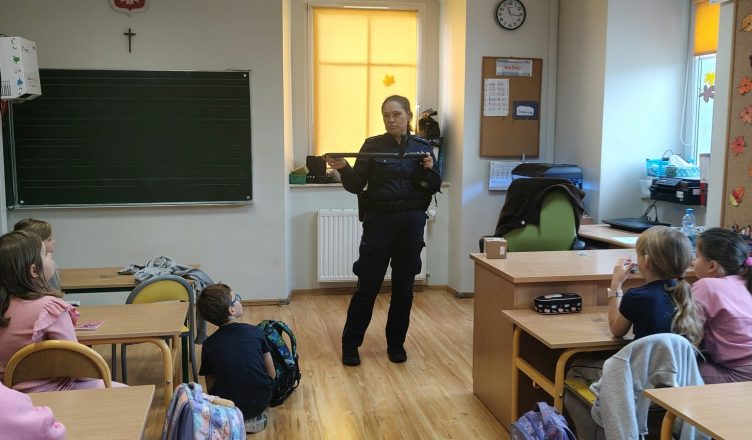Spotkanie policjantek z uczniami we Włodzicach Wielkich
